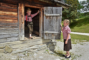 Kinder im Museum Tiroler Bauernhöfe, (c) Alpbachtal Tourismus / Grießenböck Gabriele