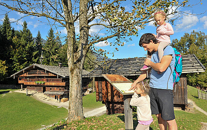Familie im Museum Tiroler Bauernhöfe, (c) Alpbachtal Tourismus / Grießenböck Gabriele