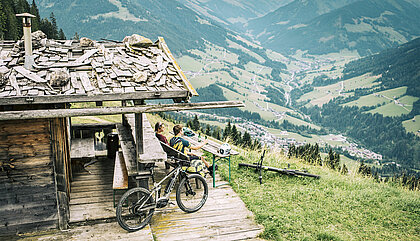 E-bike riders rest at Bischoferjoch in Alpbach with a view of Alpbachtal, (c) Alpbachtal Tourismus - Stefan Schopf