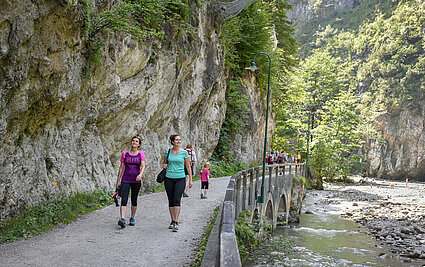 Wandern durch die Kundler Klamm, (c) Alpbachtal Tourismus/Grießenböck Gabriele