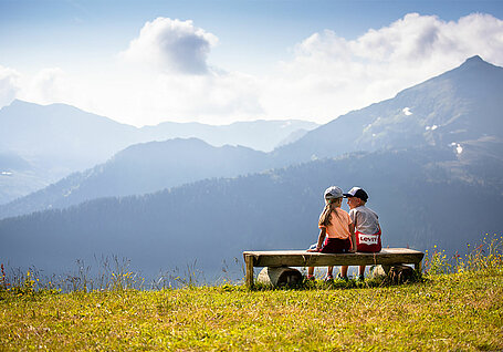 Kinder sitzen auf Rastbank Alpbach Wiedersbergerhorn Sommer Ausblick, (c) Alpbachtal Tourismus