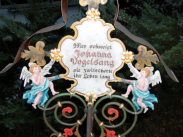 Der einzigartige Museumsfriedhof in Kramsach und seine humorvollen Grabinschriften, (c) Alpbachtal Tourismus/Museumsfriedhof Tirol