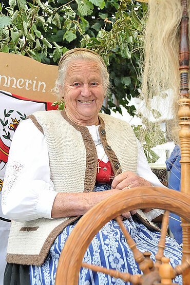 Almabtrieb, Bäuerein am Spinnrad, (c) Alpbachtal Tourismus/Grießenböck Gabriele