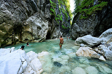 Badende Leute in der Brandenberger Ache, (c) Alpbachtal Tourismus/Berger Bernhard