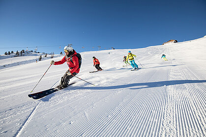 Skifahrergruppe am Schatzberg, © Ski Juwel Alpbachtal Wildschönau