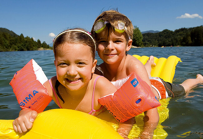 Children having fun swimming at the Reintalersee, (c) Alpbachtal Tourismus/Berger Bernhard