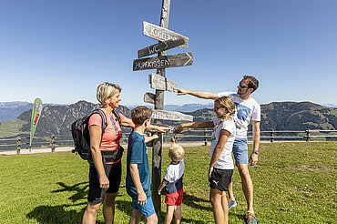 Familie beim Wandern am Wiedersbergerhorn, Wegweiser, (c) Alpbacher Bergbahnen