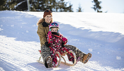 Tobogganing with children along the Panorama Trail on the Reither Kogel, (c) Alpbachtal Tourismus/shootandstyle.com