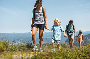 Familie wandert Hand in Hand Panoramaweg Wiedersbergerhorn Alpbach, (c) Alpbachtal Tourismus, Mathäus Gartner