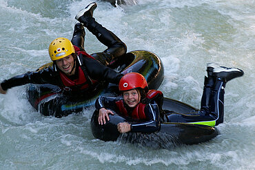 Kramsach, Brandenberger Ache, Schlauchreiten, Vater & Kind, (c) Alpbachtal Tourismus/Sport Ossi